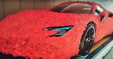Photo of Ferrari SF90 prekriven laticama ruža za Dan zaljubljenih